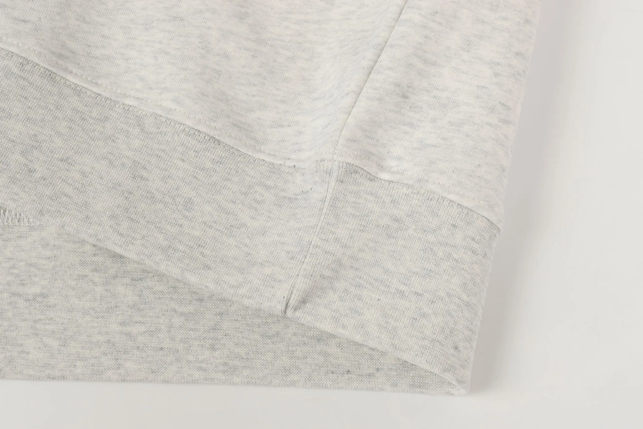 P200 Long-term stock] RalphLauren/Ralph Lauren 2025 autumn and winter new bear letter print 420g heavy large terry sweatshirt Ralph Lauren's age-reducing item, the coat fabric is made of 85% cotton ➕15% polyester, which not only retains the softness, comfort and breathability of cotton, but also adds the wear resistance and wrinkle resistance of polyester fiber, making the clothes more durable and easy to care for. Even in slightly cooler weather, you won't feel stuffy when wearing it. This kind of fabric has a natural crisp feel and is not easy to pill or deform. The bear on the chest is printed with English letters. It is full of color, full of three-dimensionality, and lifelike, adding a bit of liveliness and interest to the whole sweatshirt. There is no pressure to dress, regardless of age or gender. Complete accessories! Color: black, white, navy blue, light floral gray Size: M-L-XL-XXL